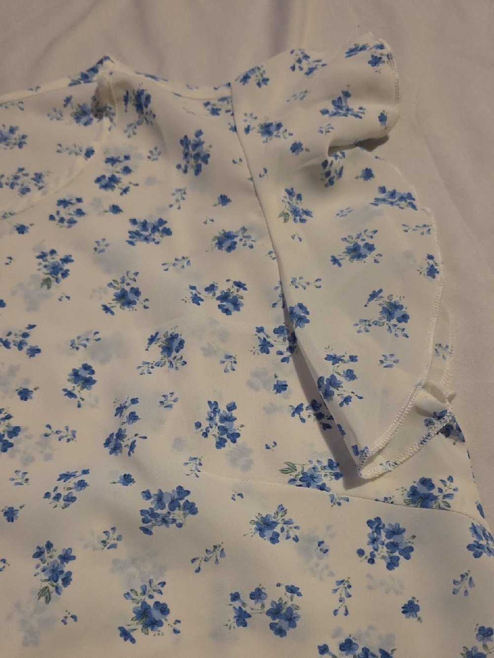 💥5 For $20 White & Blue Floral Ruffle Sleeve Top - Picture 6 of 9